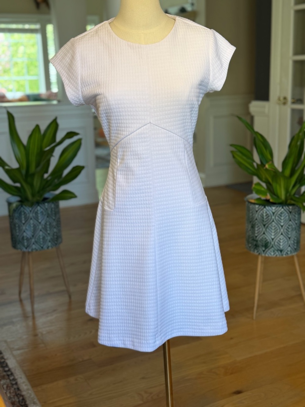 Banana Republic Classic White Textured Fit Flare Dress Size 0 (VGUC)